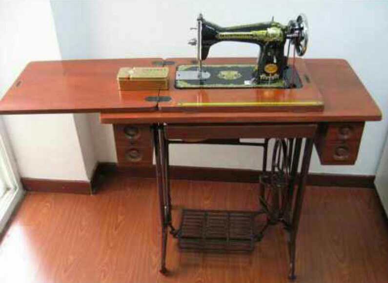 Une machine à coudre sur support en bois